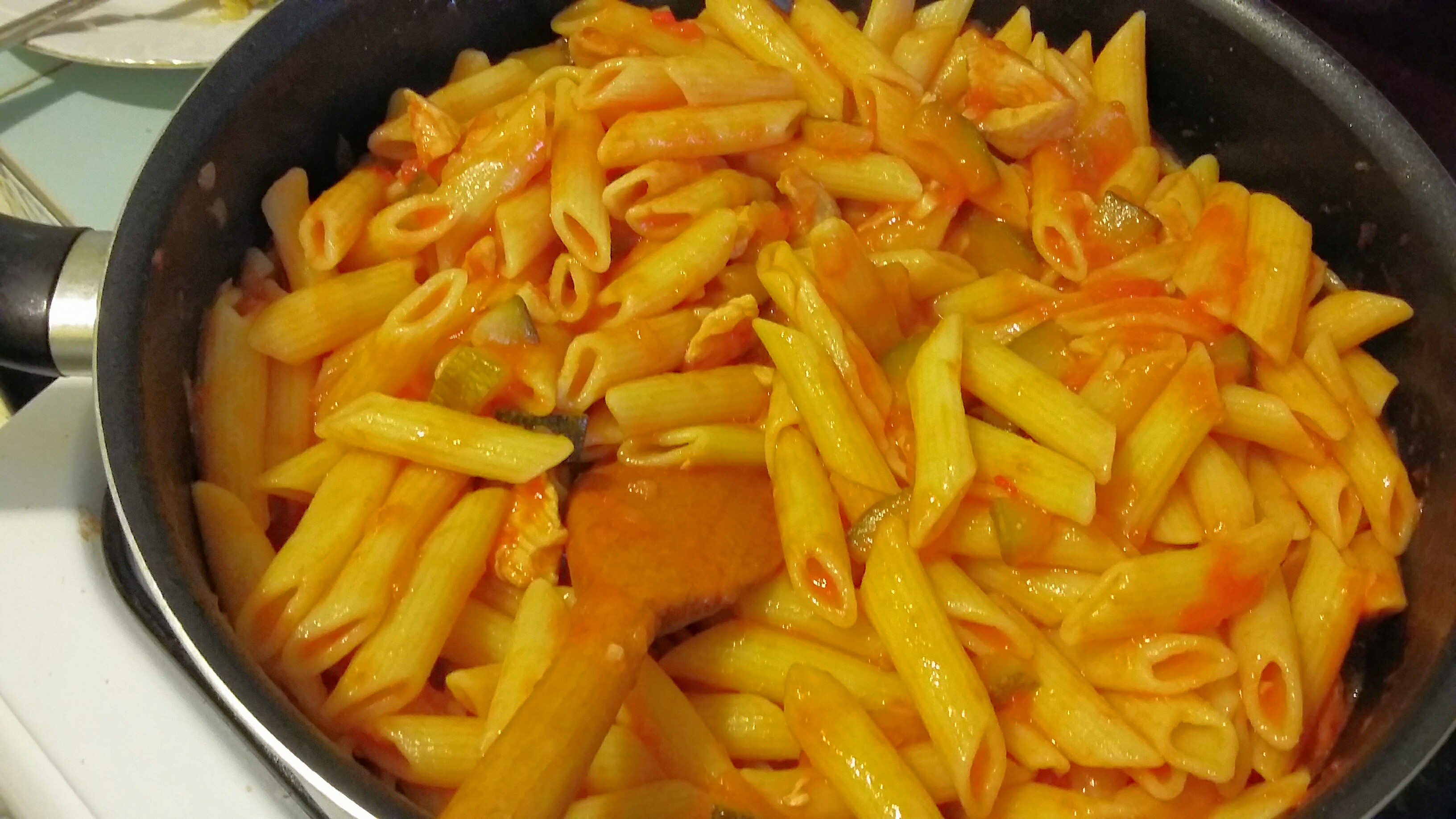 Penne în sos de roșii, cu piept de pui și brânză