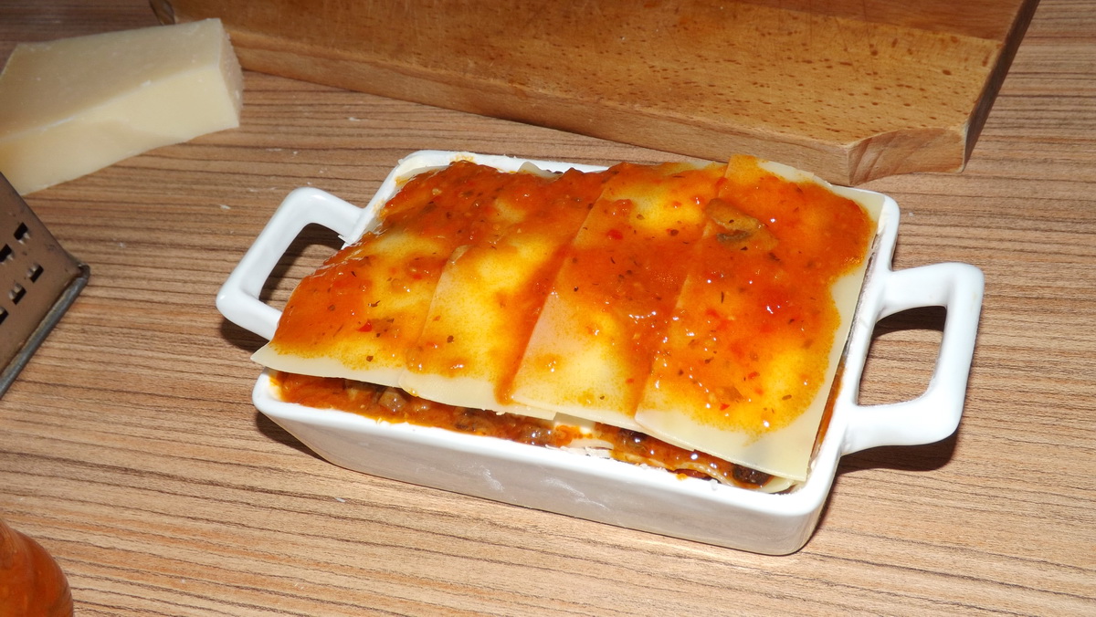 Lasagna cu ghebe, sos de rosii, mozzarella si parmezan