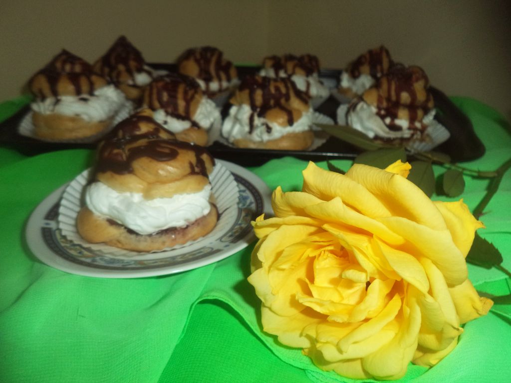 Choux a la creme cu dulceata de zmeura