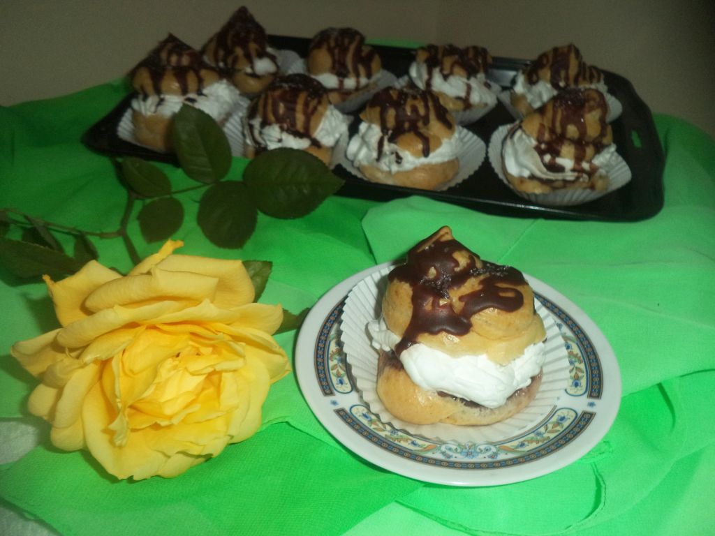 Choux a la creme cu dulceata de zmeura