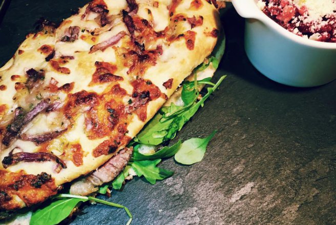 Focaccia umpluta cu Steak si salata de sfecta rosie cu branza Feta