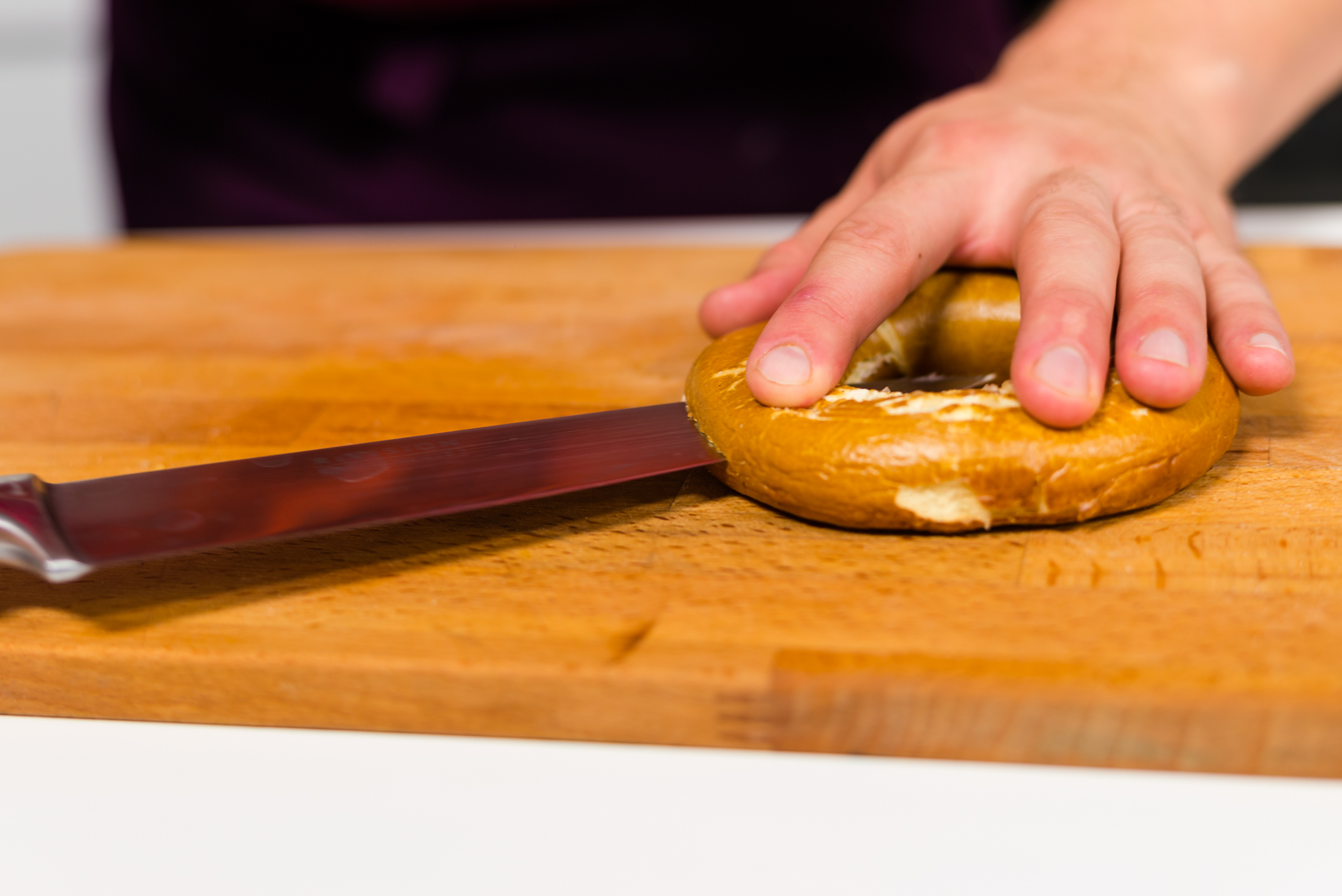 Bagel cu crema de branza cu smantana Delaco, bacon si salata de ardei copti