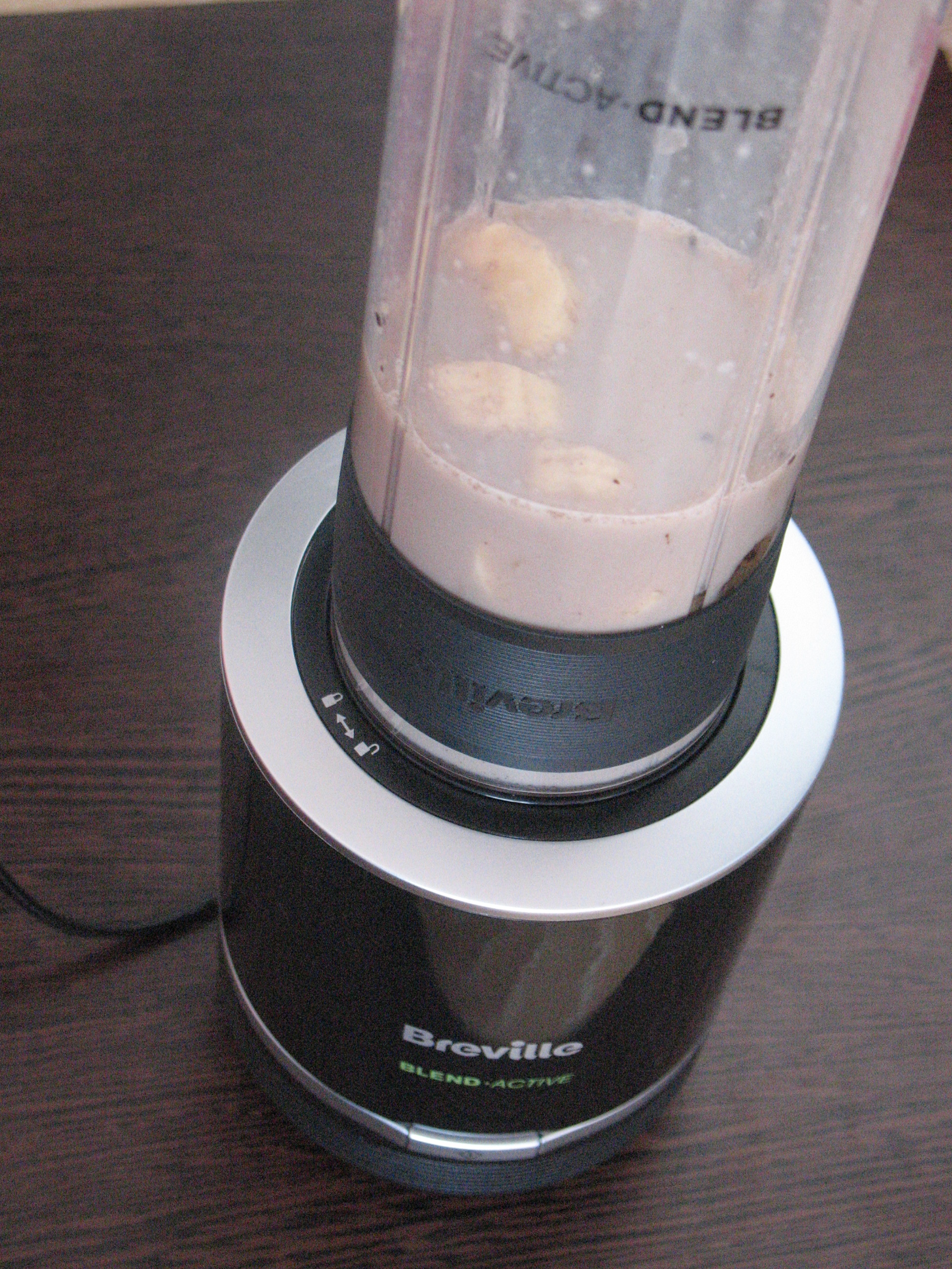 Smoothie de banane, unt de arahide si pudra de roscove