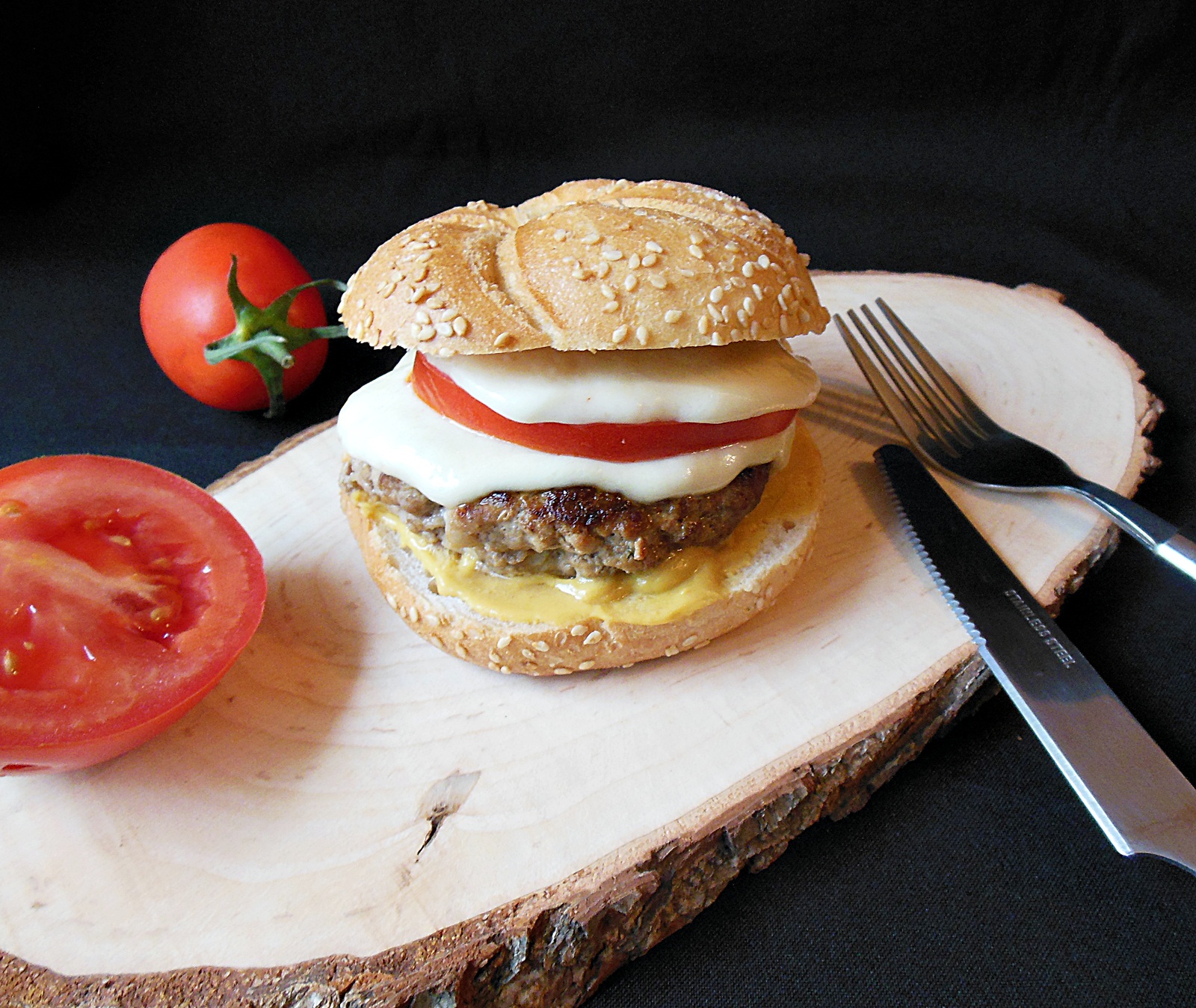 Burger cu rosii si mozzarella