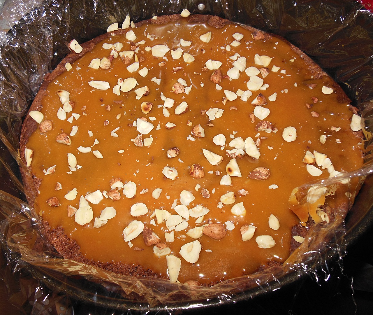 Tort cu crema de lamaie, caramel si alune de padure