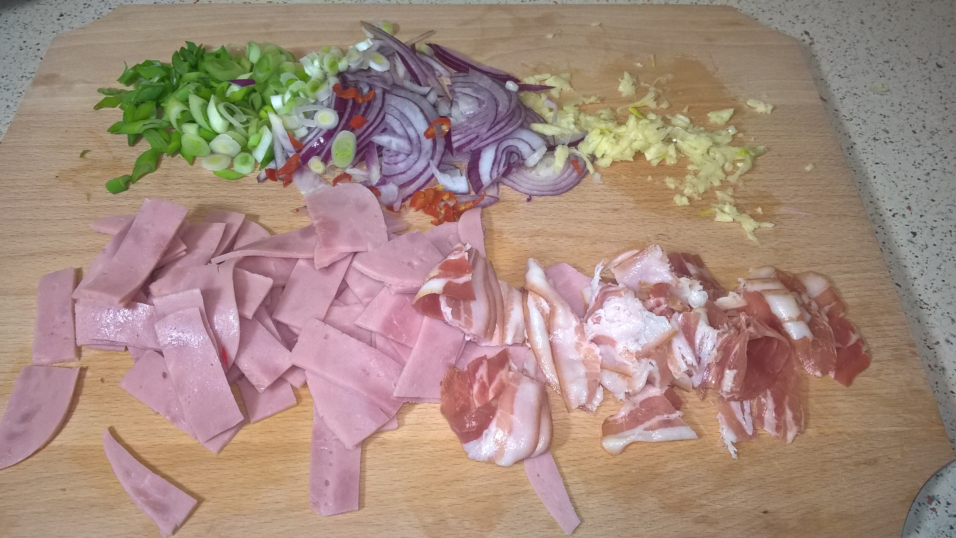 Penne gratinate cu șuncă, bacon și ciuperci