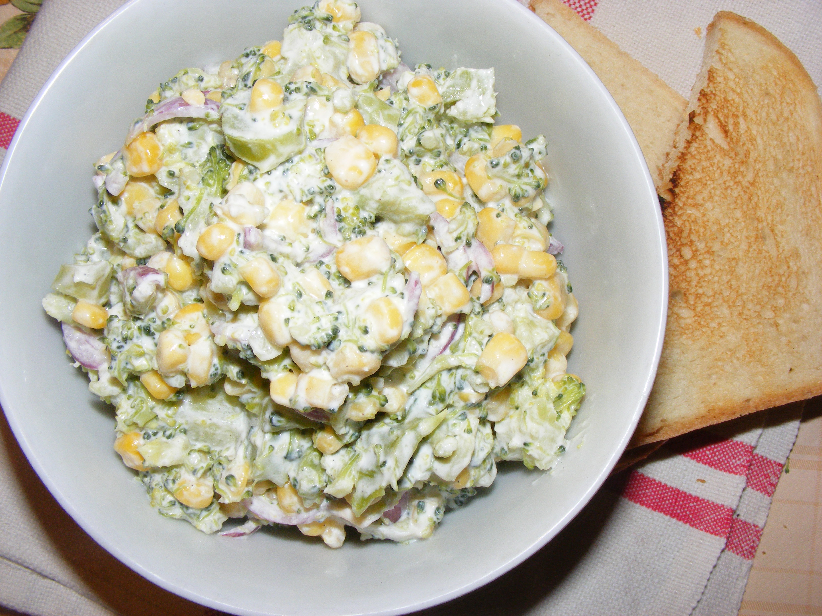 Salata de broccoli cu porumb