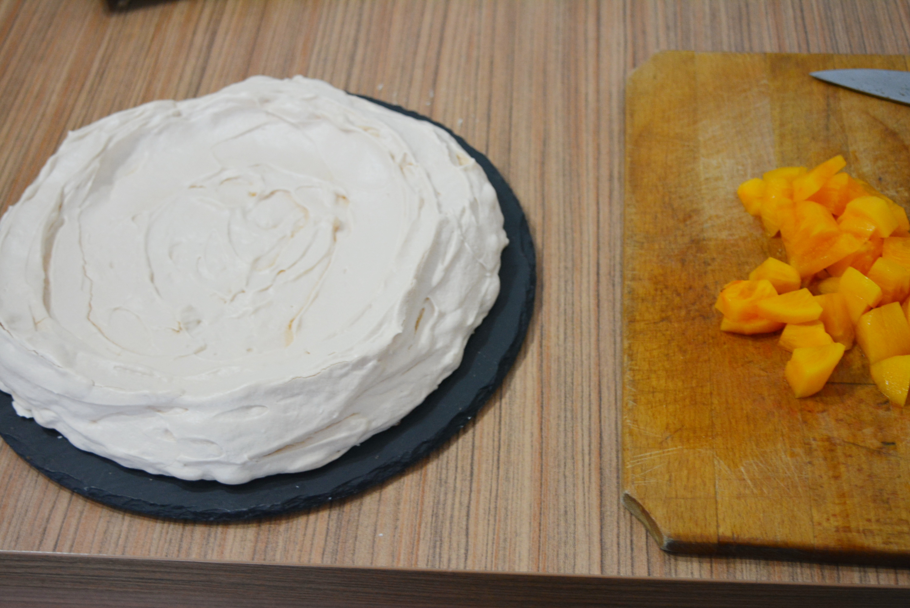 Pavlova cu orange curd, frisca, portocale si kaki