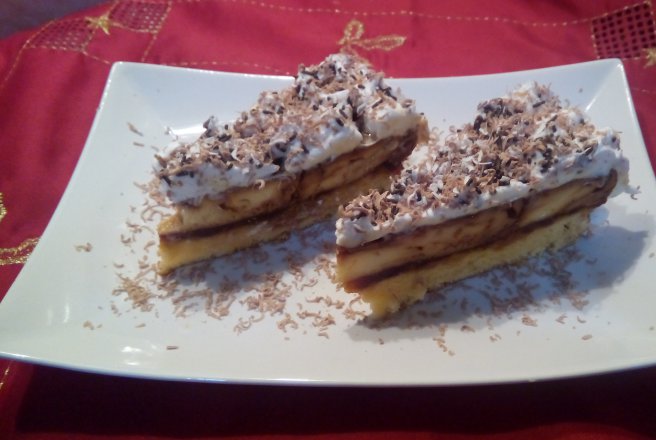 Tort cu crema de zahar ars si topping de ciocolata