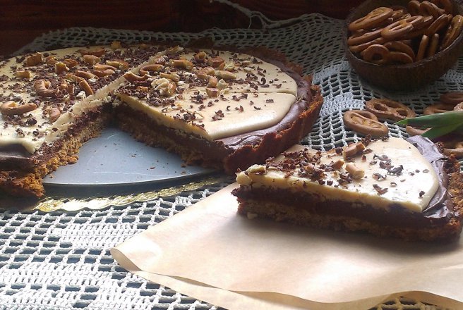 Tarta cu mousse de ciocolata, crema de cocos si unt de arahide, cu blat Pretzel