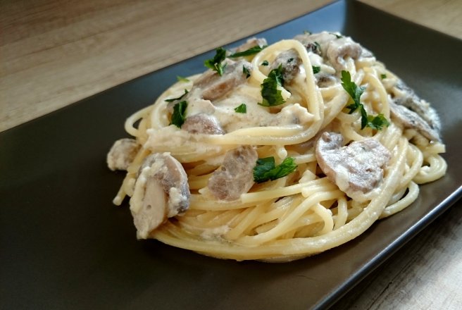 Spaghete cu sos de branzeturi si ciuperci