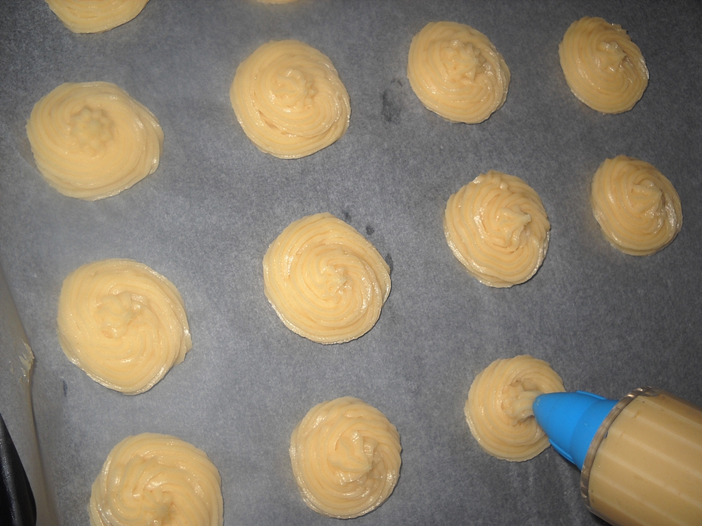 Choux-uri cu crema de ness si ciocolata