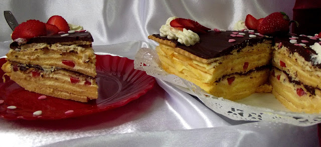 Tort de clatite cu capsuni si crema de vanilie