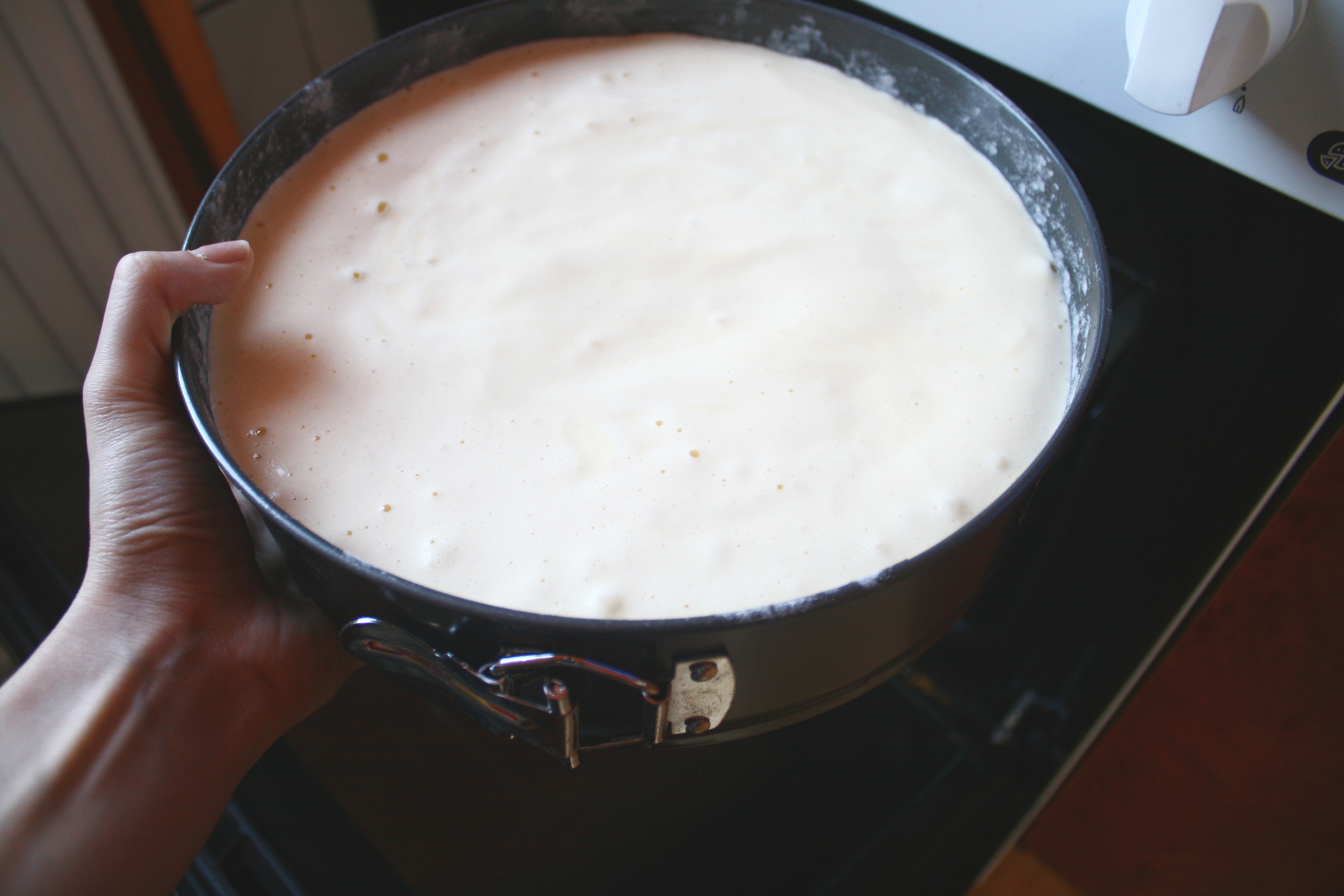 Tort cu crema de mascarpone si fructe de padure