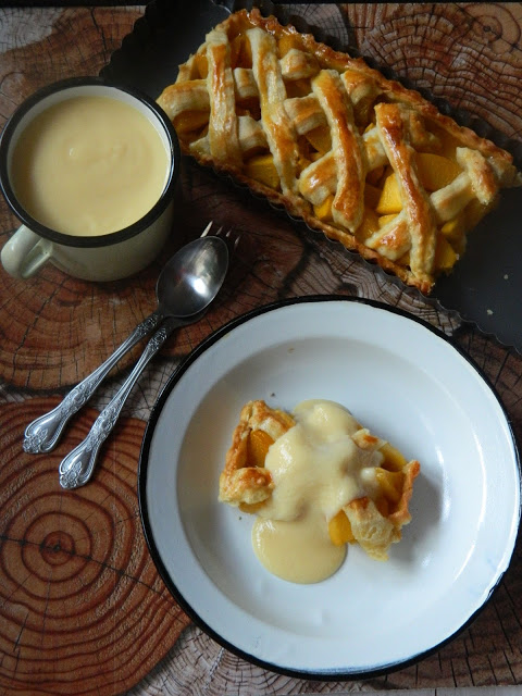 Tarta cu piersici si mango si sos de vanilie