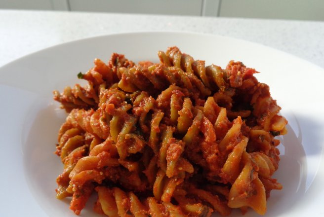 Paste fusilli cu busuioc si sos de rosii