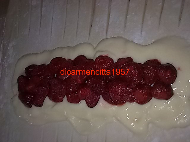 Creme ole cu capsuni in foietaj.
