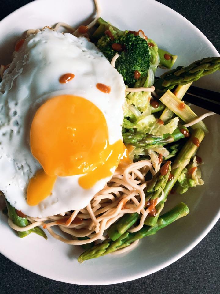 Taitei chinezesti picanti cu oua ochiuri