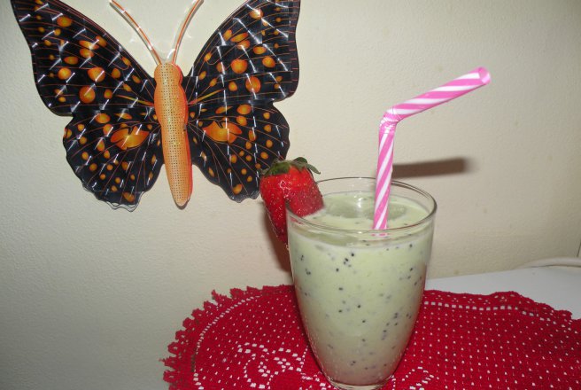 Smoothie cu kiwi, banane, miere si iaurt grecesc