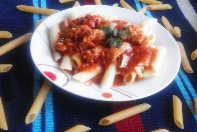 Penne rigate cu sos de rosii si piept de pui