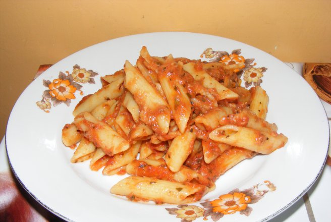 Penne cu ton si sos de rosii, o reteta delicioasa pentru fanii pastelor