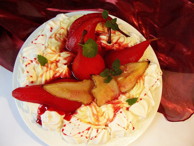 Pavlova cu pere posate in vin rosu