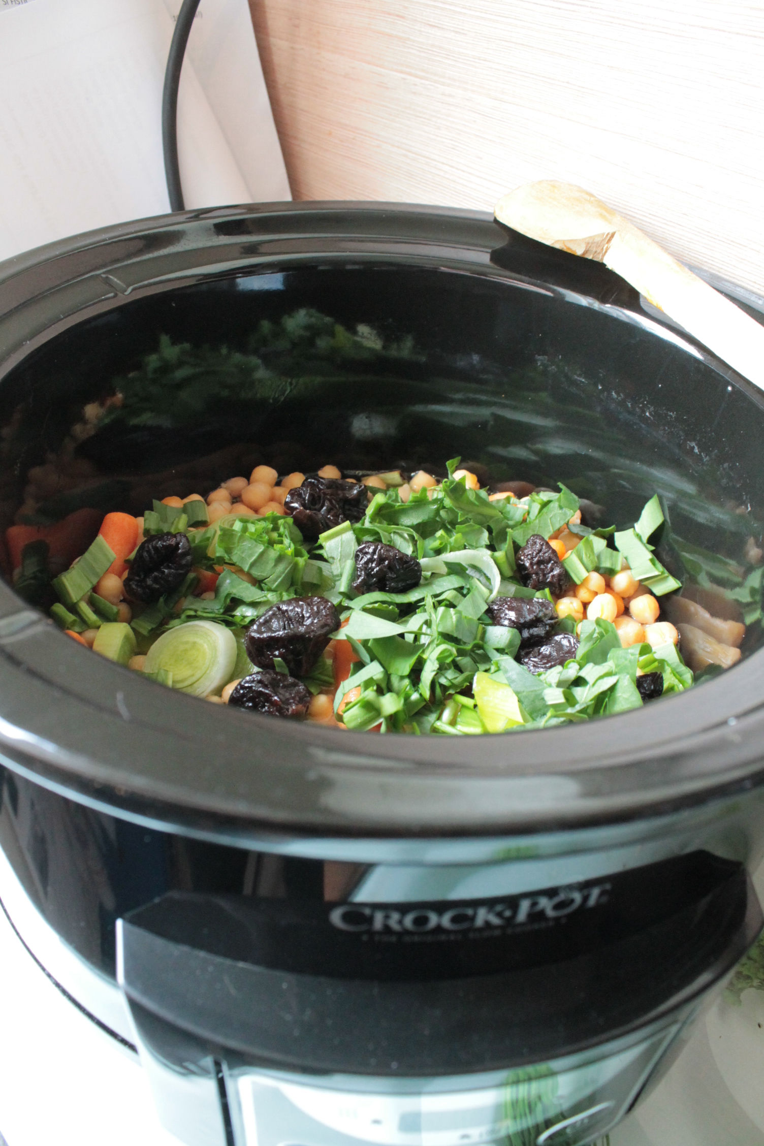 Mancare de post cu naut, legume, prune si fidea la slow cooker Crock-Pot