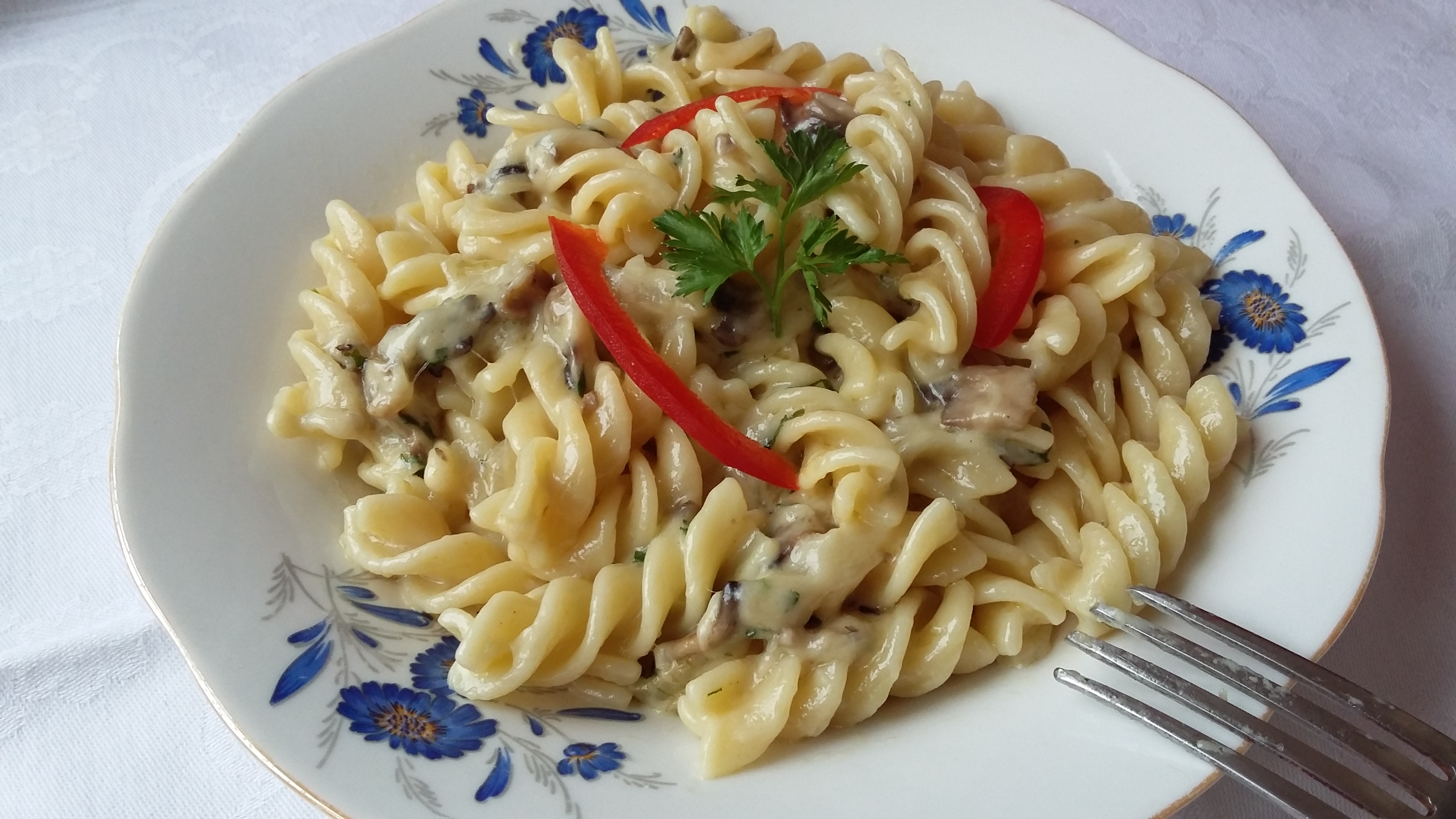 Fusilli cu ciuperci, usturoi si branza