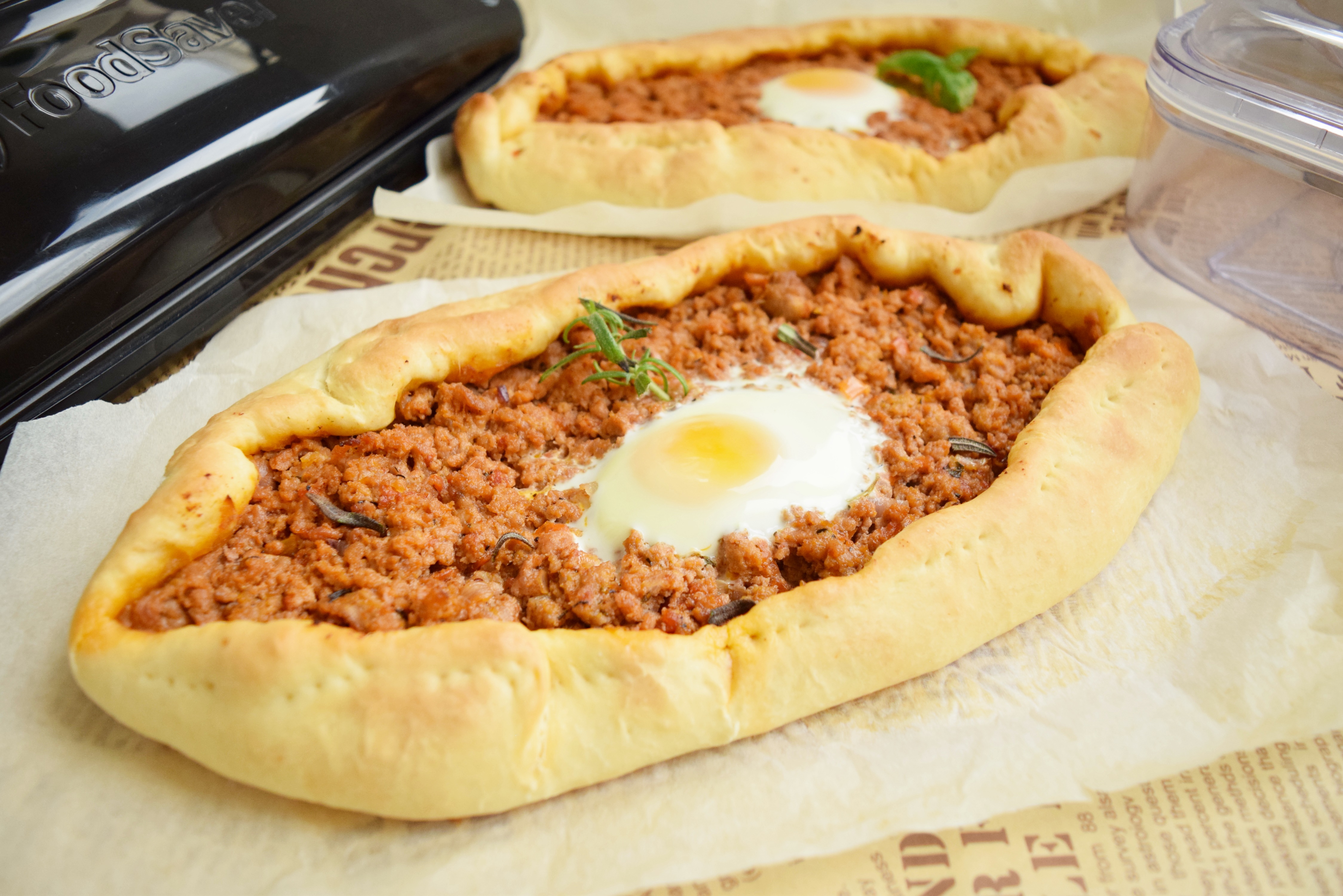 Pizza turceasca din carne de miel marinata cu ajutorul aparatului de marinat FoodSaver