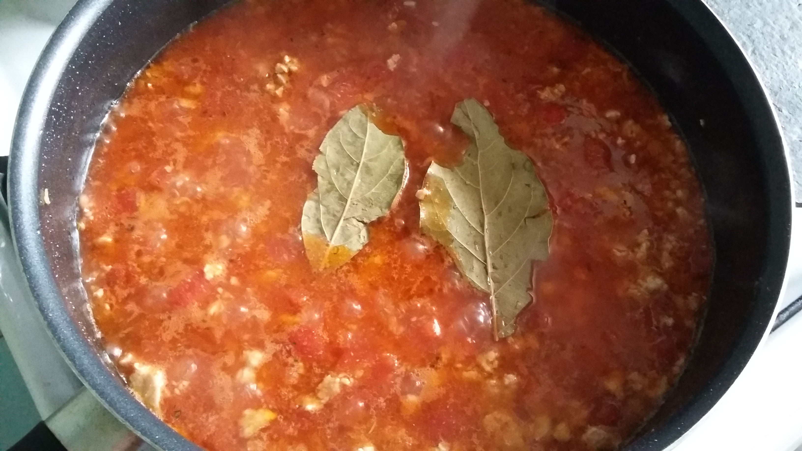 Penne cu carne tocata si sos de rosii