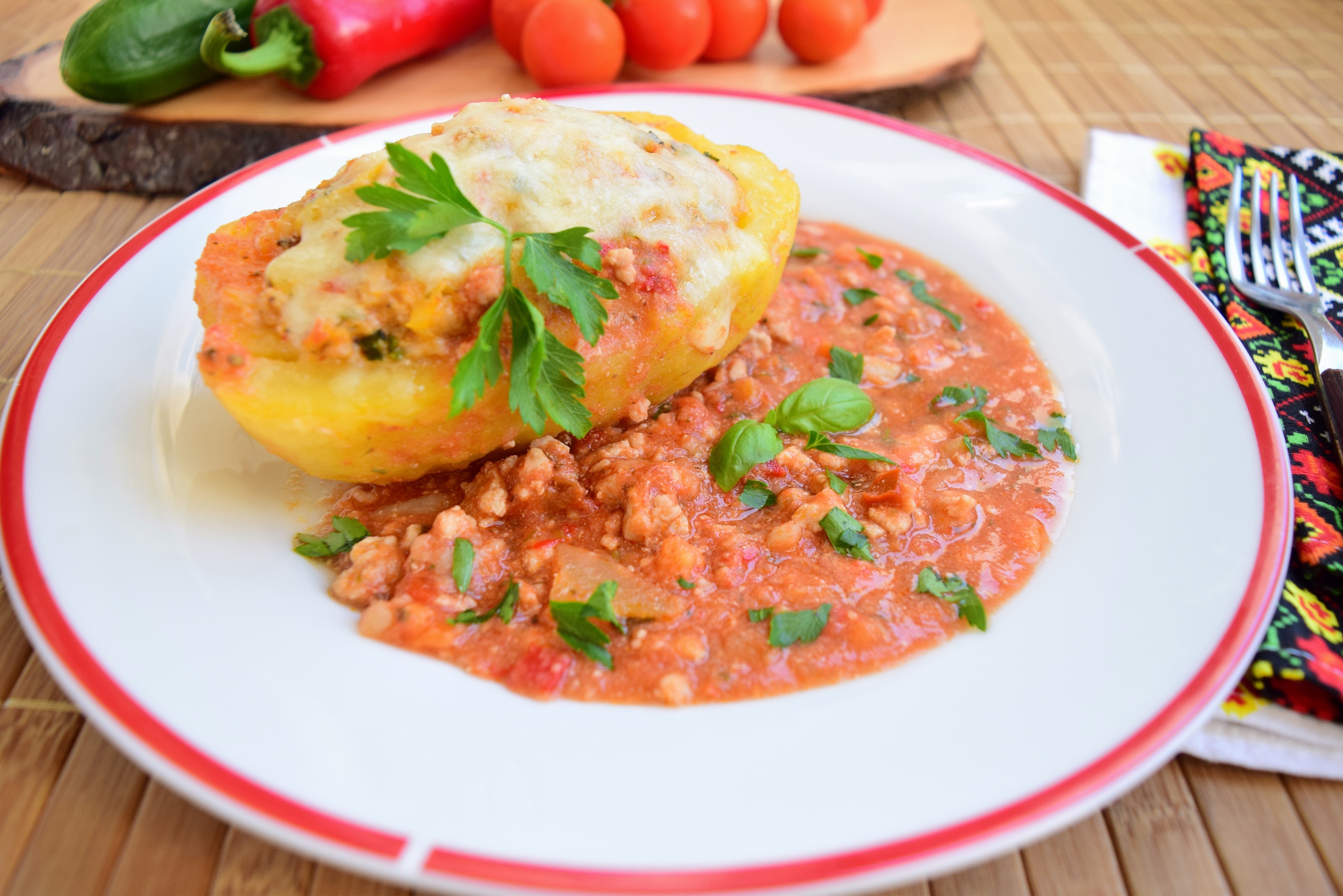 Cartofi umpluti cu carne tocata, in sos de rosii