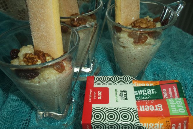 Desert la pahar din quinoa cu lapte, nuca si stafide