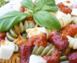 Salata de paste cu carnati, telemea si sos pesto-9