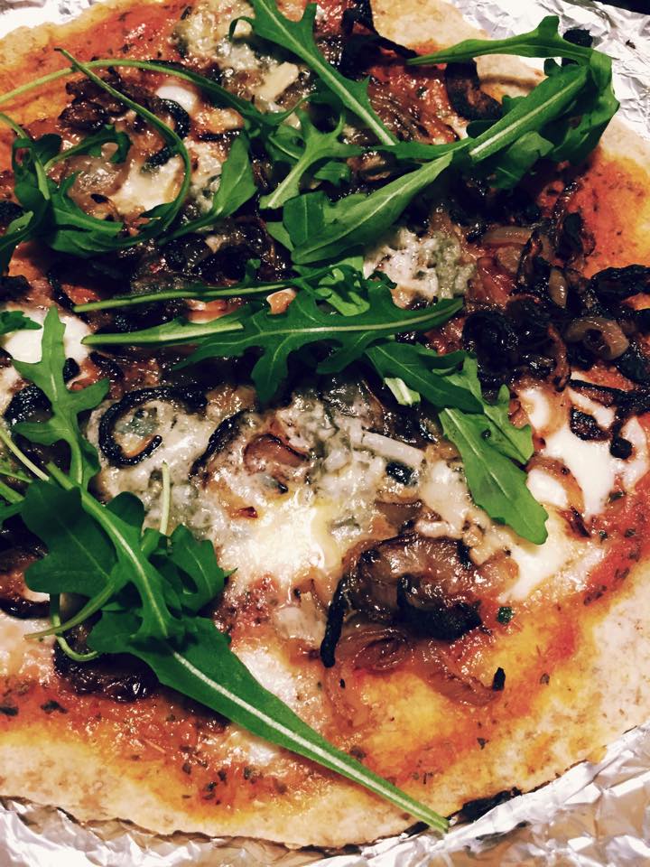 Pizza cu ceapa caramelizata, branza albastra si rucola