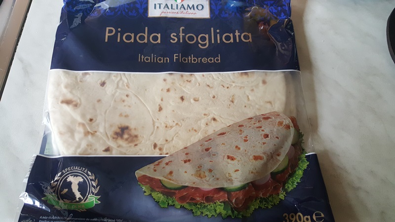 Piadina con salame e mozzarella