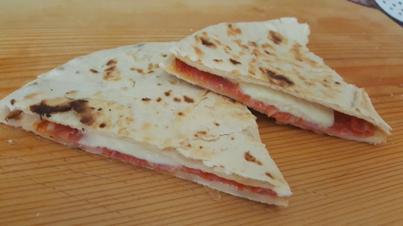 Piadina con salame e mozzarella