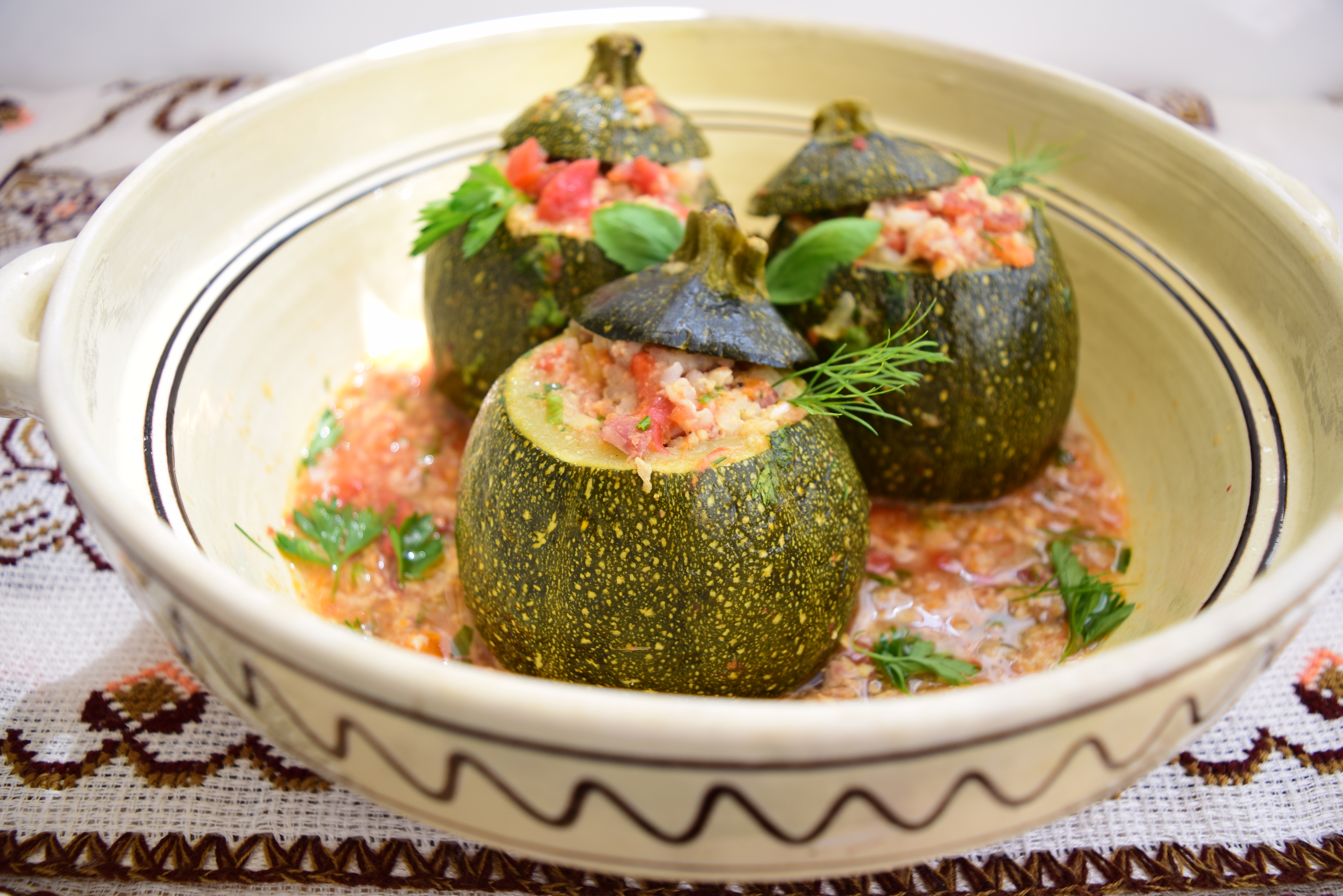 Zucchini rotunzi umpluti cu carne si legume