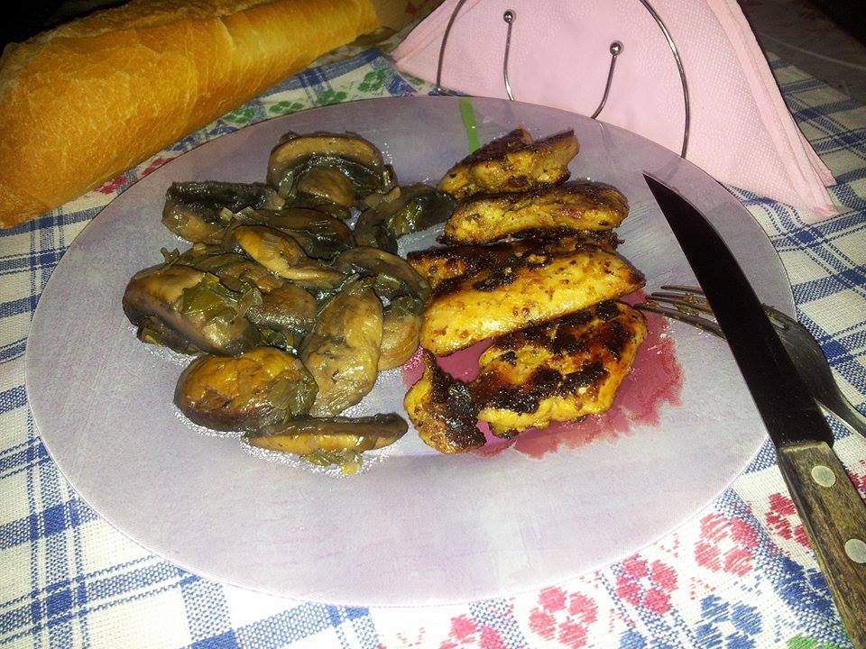 Piept de pui la grill cu ciuperci champignon