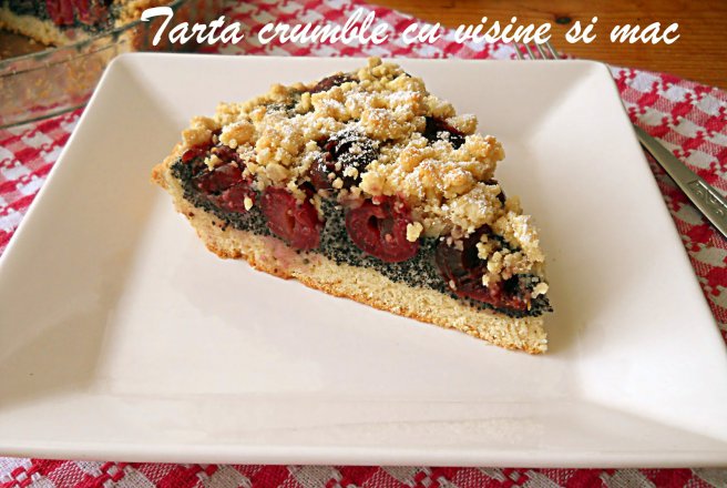 Tarta crumble cu visine si mac