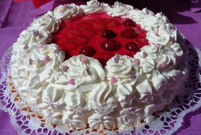 Tort cu crema de iaurt, cirese si capsuni