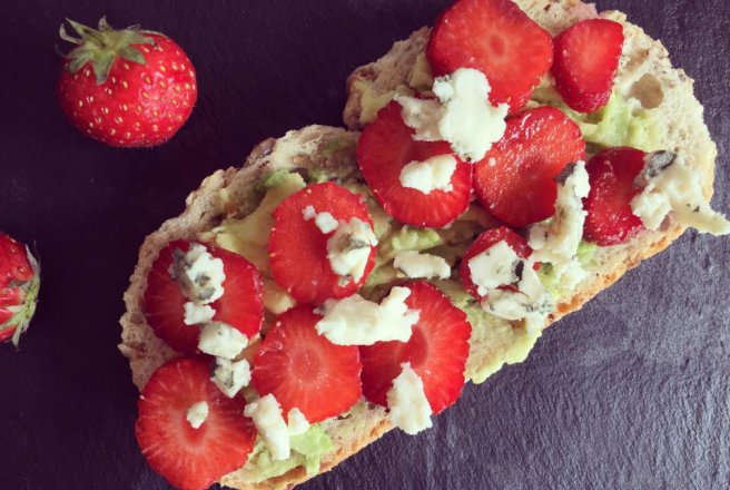 Toast cu avocado, capsuni si branza albastra