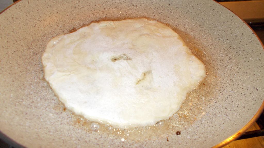 Foietaj de casa cu unt si ricotta la tigaie
