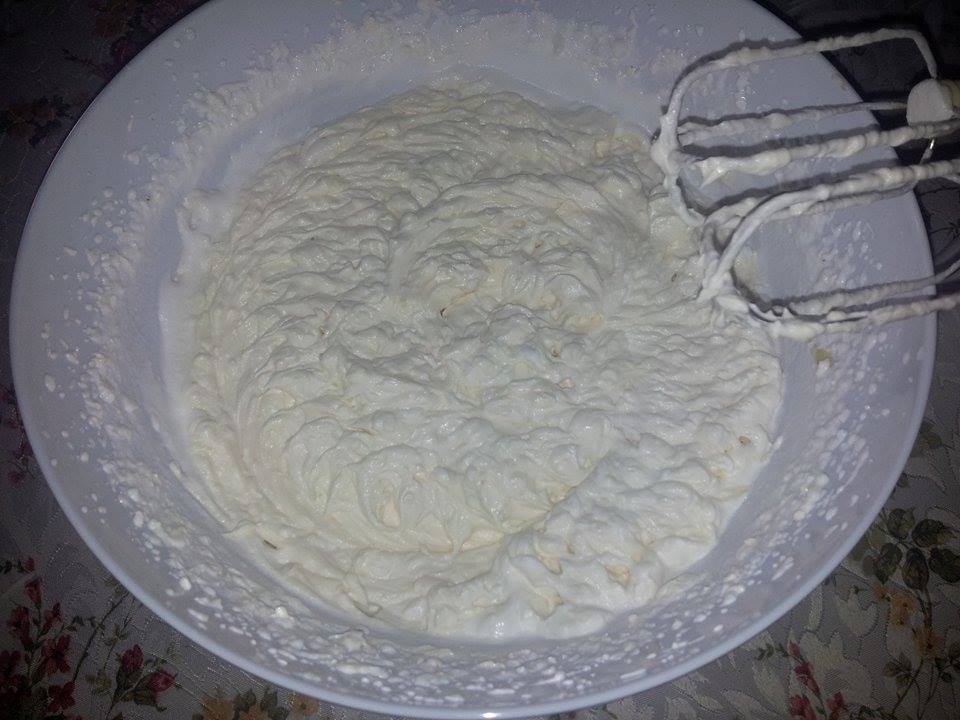 Tort Fluture cu crema de sampanie si fructe de padure