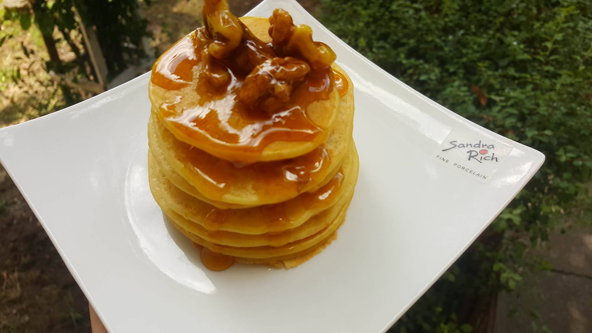 Pancakes cu nectarine si miere