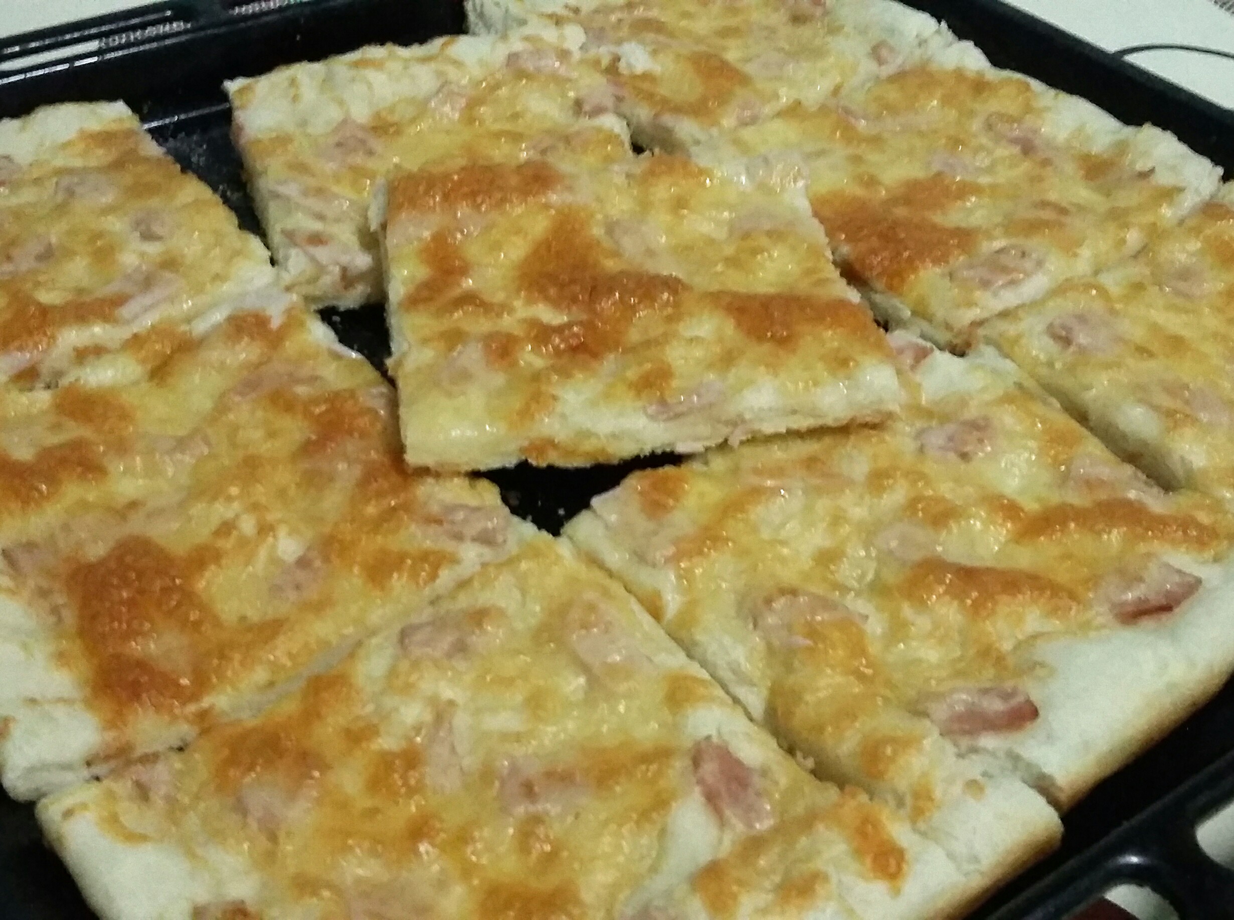 Focaccia cu sunca si cascaval