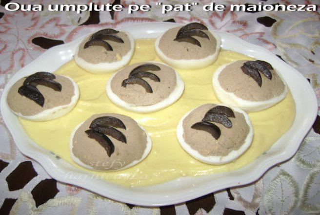 Oua umplute pe pat de maioneza