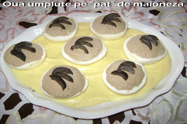 Oua umplute pe pat de maioneza