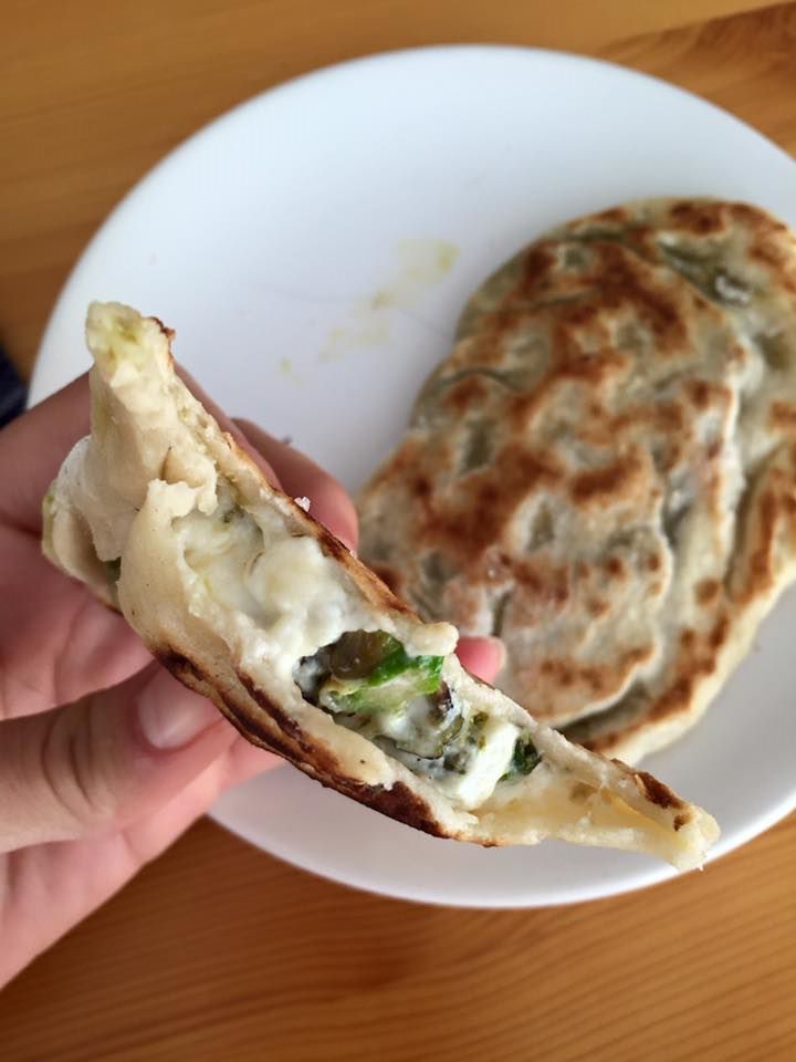 Placinte la tigaie cu sparanghel, ricotta si pesto