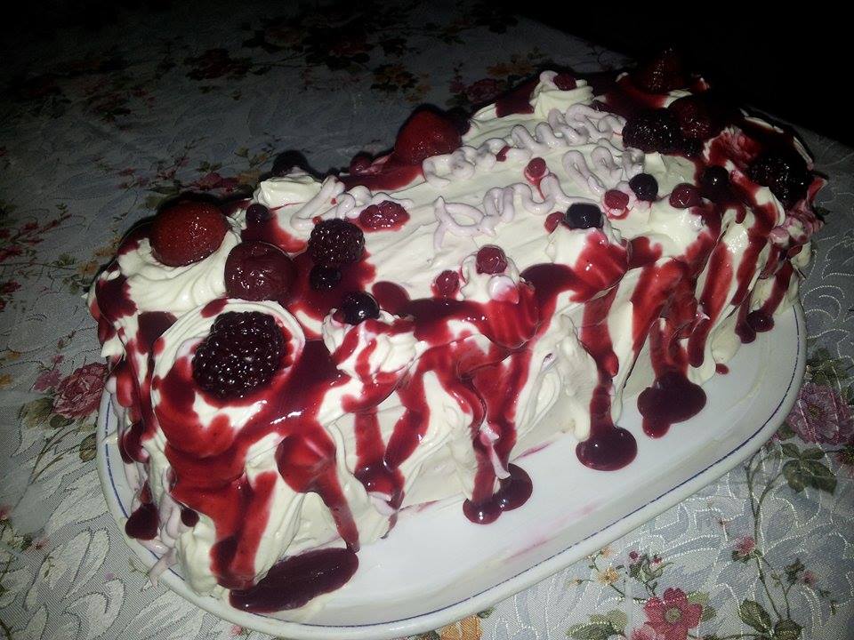 Tort cu crema de vanilie si piure de fructe de padure