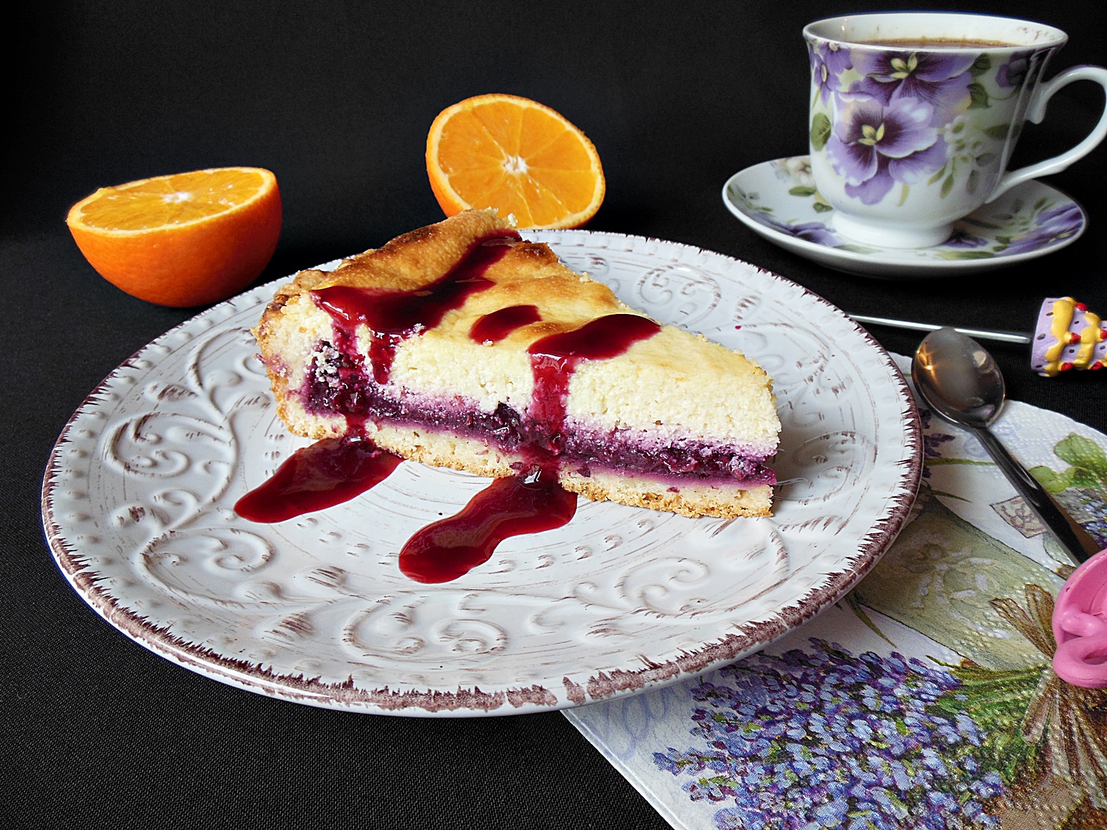 Tarta cu fructe de padure si umplutura de branza